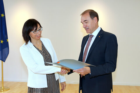 Landesrat Leonhard Schneemann gratuliert Birgit Wagner zu ihrer Bestellung als Leiterin der BH Neusiedl