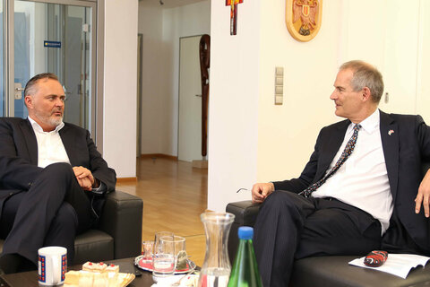 Landeshauptmann Hans Peter Doskozil und S.E. Leigh Turner CMG, Botschafter des Vereinten Königreichs in Österreich, im freundschaftlichen Gespräch