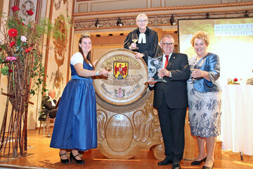 Ein Prosit auf den Bacchuspreisträger 2021 LH a.D. Hans Niessl. v.l. Bundesweinkönigin Diana I., Pfarrerin Ingrid Tschank, LH a.D. Hans Niessl, Lt-Präs.in Verena Dunst