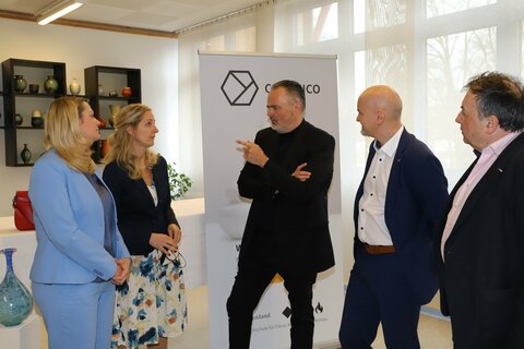 Bildungslandesrätin Daniela Winkler, CERAMICO-Geschäftsführerin und Schuldirektorin Anita Wolf, Landeshauptmann Hans Peter Doskozil, der Bildungsdirektor für Burgenland, Heinz Josef Zitz, und der Bürgermeister der Marktgemeinde Stoob, Bruno Stutzenstein, (v.l.n.r.) im Gespräch.