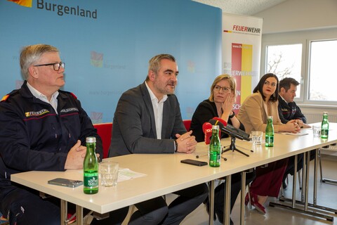 OBR Anton Kandelsdorfer, Kommandant BFKDO Neusiedl am See, LR Mag. Heinrich Dorner, BMin Leonore Gewessler, BA, LH-Stv.in Mag.a Astrid Eisenkopf und LBDS Harald Nakovich, Landesfeuerwehrkommandant-Stellvertreter, informierten über die bevorstehende Brandschutzübung mit Monitoring