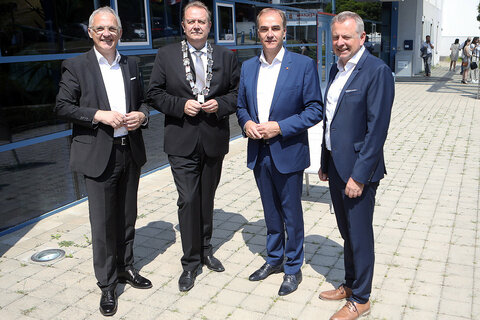 FH Burgenland-Geschäftsführer Mag. Georg Pehm, FH Burgenland-Rektor Prof. (FH) DI Dr. Gernot Hanreich (Rektor, Departmentleitung, FH Eisenstadt, Studiengangsleitung, Kollegiumsmitglied), Landesrat Dr. Leonhard Schneemann und Prof. (FH) Mag. Dr. Erwin Gollner, MPH, MBA (Studiengangsleitung, Departmentleitung, FH Pinkafeld) (v.l.).