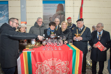 Segnung des Fanny Elssler-Weines in Eisenstadt (v.l.) Thomas Lautner (Weingut Allacher), Weinpatin Graziella Wimberger, Weindame der Europäischen Weinritterschaft, Bürgermeister Thomas Steiner, Marianne Berlakovich, Vorsitzende der Fanny Elssler Society, Pfarrer Franz Borenitsch, Landesrätin Daniela Winkler, ein Standartenträger der Weinritterschaft, Generalconsul Alfred Tombor Tintera (Europäische Weinritterschaft), Generalkapitän Alois Paul (Europäische Weinritterschaft).