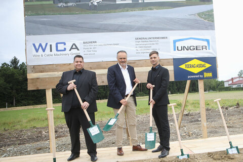 Landeshauptmann Hans Peter Doskozil (Mitte) mit den WICA-Geschäftsführern Christoph Deutsch und Christian Gassler (v.l.) beim Spatenstich.