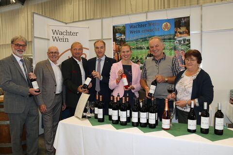 Die Eröffnungsgäste beim Stand vom Weingut Wachter.