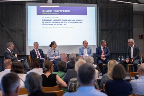 Das Diskussionsthema Mobilität sorgte im Kalandahaus beim Weingut Esterhazy in Trausdorf für großes Publikumsinteresse.