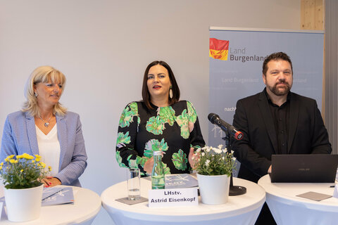 Landeshauptmann-Stellvertreterin Astrid Eisenkopf (Bildmitte), LAbg. Bürgermeisterin Elisabeth Böhm und der Forschungskoordinator des Landes Burgenland, Martin Zloklikovits, präsentierten die Energiebuchhaltungssoftware EBO.