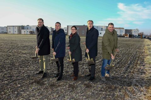 Spatenstich mit Dr. Johannes Zsifkovits, Geschäftsführer der Soziale Dienste Burgenland GmbH, Landtagspräsident Robert Hergovich, SOWO-Geschäftsführerin DIin Melanie Piskernik, Soziallandesrat Dr. Leonhard Schneemann und Bürgermeister Andreas Rotpuller.