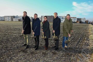 Spatenstich mit Dr. Johannes Zsifkovits, Geschäftsführer der Soziale Dienste Burgenland GmbH, Landtagspräsident Robert Hergovich, SOWO-Geschäftsführerin DIin Melanie Piskernik, Soziallandesrat Dr. Leonhard Schneemann und Bürgermeister Andreas Rotpuller.