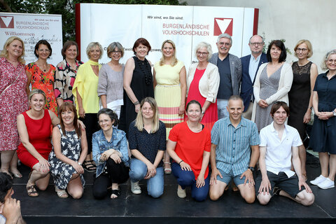 Bildungslandesrätin Daniela Winkler mit dem Team der Burgenländischen Volkshochschulen