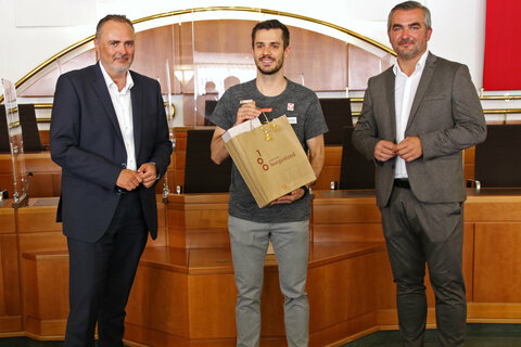 LH Hans Peter Doskozil mit Luka Wraber und Sportlandesrat Heinrich Dorner