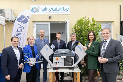 Feierten mit dem Drohnendienstleister Skyability in Siegendorf Jubiläum (vlnr.): Wirtschaftskammerpräsident Mst. Andreas Wirth, LAbg. Bgm. Rita Stenger, MA, Geschäftsführer Dipl.-Ing. Philipp Knopf (Skyability), Geschäftsführer DI David Monetti, BSc (Skyability), Geschäftsführer Mag. Michael Gerbavsits (Wirtschaftsagentur Burgenland), Landtagspräsidentin Mag.a Astrid Eisenkopf, Landesrat Dr. Leonhard Schneemann.