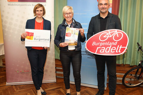 Landesrat Heinrich Dorner und Christine Zopf-Renner (v.r.) überreichten Elisabeth Pinter den Gutschein.