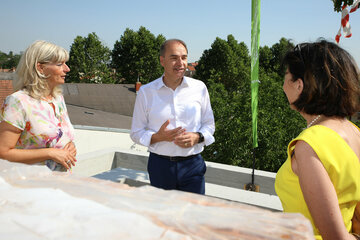 Landesrat Dr. Leonhard Schneemann mit Obfrau Roswitha Knebelreiter (4.v.l.) und Bürgermeistern LAbg. Elisabeth Böhm