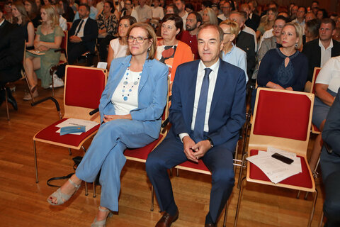 Landesrat Dr. Leonhard Schneemann mit Direktorin DGKP Gabriele Ehrenhöfer, MSc (v.r.) vor der Verleihung der Diplome im Kulturzentrum Oberschützen.