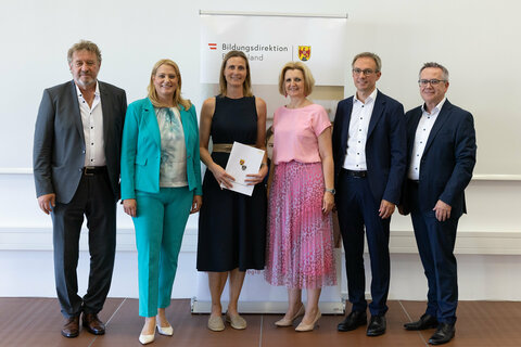 Landesrätin Daniela Winkler (2.v.l.) und Bildungsdirektor Alfred Lehner (links im Bild) übergaben Lehrkräften aus dem Nordburgenland Dekrete zum 25-jährigen Dienstjubiläum.