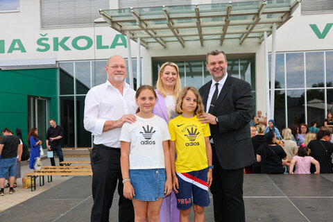 Bürgermeister Wolfgang Kovacs, Bildungslandesrätin Daniela Winkler und Direktor Stefan Bunyai (hinten, v.l.) mit Schülern.