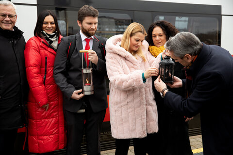 Bei der Weitergabe des Friedenslichtes vor dem Bahnhof in Eisenstadt.