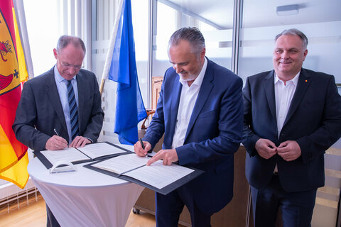 Bundesminister für Inneres Mag. Gerhard Karner, Landeshauptmann Mag. Hans Peter Doskozil und Geschäftsführer der Verkehrsbetriebe Burgenland GmbH Wolfgang Werderits