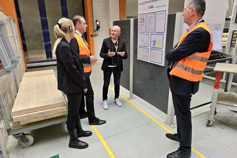 Wirtschaftslandesrat Dr. Leonhard Schneemann beim Betriebsbesuch der Firma Katzbeck