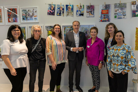 Gruppenbild von der Vernissage „LEICHT – LICHT – BUNT“ mit (v.l.) pro mente Burgenland Geschäftsführerin Katrin Striok, den Künstlerinnen Michaela Bruckmüller und Lisa Lehner, Landesrat Leonhard Schneemann, pro mente Burgenland Obfrau und Geschäftsführerin Eva Blagusz sowie den Künstlerinnen Eva Silberknoll und Andrea Ochsenhofer.