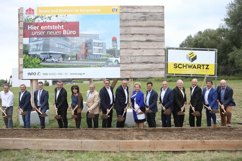 Landeshauptmann Hans Peter Doskozil (8.v.l.), sein Vorgänger Hans Niessl (6.v.l.), die Landtagspräsidentinnen Verena Dunst (7.v.r.) und Ilse Benkö (5.v.l.), die Landesräte Heinrich Dorner (4.v.l.) und Christian Illedits (6.v.r.), Bürgermeister Georg Rosner (5.v.r.), OSG-Direktor Alfred Kollar (7.v.l.), OSG-Obmann-Stellvertreter Reinhard Wallner (3.v.l.) OSG-Aufsichtsratsvorsitzender Johann Schmidt (4.v.r.) sowie die verantwortlichen Bauträger nahmen den Spatenstich für das neue OSG-Firmengebäude vor.