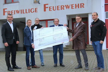 Infrastrukturlandesrat Mag. Heinrich Dorner, Univ. Prof. DI Dr. Gerald Goger, GF Landesimmobilien Burgenland GmbH bzw. Projektentwicklung Burgenland GmbH, Werner Friedl, Bürgermeister Zurndorf, und Thomas Rosner, Projektleitung Nord (PEB), präsentierten gemeinsam mit Vertretern der örtlichen Feuerwehr den geplanten Neubau eines Feuerwehrhauses, der mit Unterstützung der „Projektentwicklung Burgenland GmbH“ realisiert werden soll.