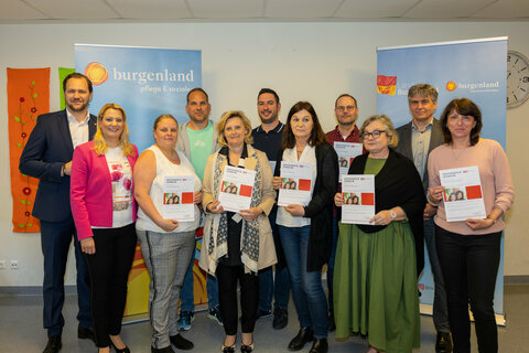 SDB-Geschäftsführer Dr. Johannes Zsifkovits, Bildungslandesrätin Mag.a (FH) Daniela Winkler (l.) und Schulqualitätsmanager Werner Zwickl, MSc (2.v.r.) mit Direktorin Isabell Lichtenberger, BEd (5.v.l.) und den Lehrerinnen und Lehrern, die das Zertifikat für das Projekt "plus" überreicht bekamen.