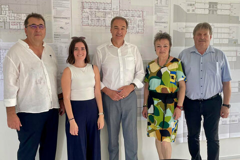 Soziallandesrat Dr. Leonhard Schneemann informierte sich vor Ort über den aktuellen Baufortschritt des Altenwohn- und Pflegeheimes in Redlschlag.