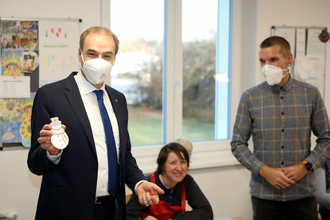 Soziallandesrat Dr. Leonhard Schneemann bewunderte die gestalteten Schneemänner im Haus "Rettet das Kind" in Oberpullendorf.