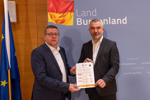 Landesrat Heinrich Dorner (rechts im Bild) und Claus Paar, für Katastrophen- und Bevölkerungsschutz zuständiger Experte im Amt der Burgenländischen Landesregierung, präsentieren Details zur Initiative Sicherheitsmonat Oktober.