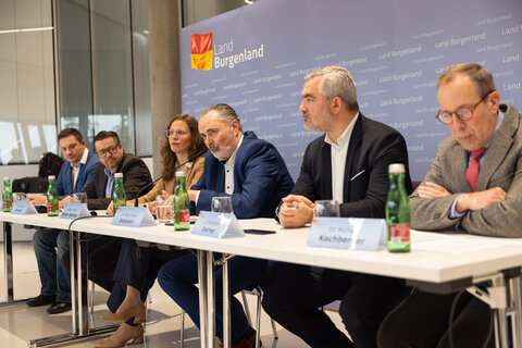 Dr. Markus Schreier, Amtsarzt und Vertreter der burgenländischen Landessanitätsdirektion, Mag. Andreas Temmel, Vertreter der Landesverwaltung in der Taskforce, Landeshauptmann-Stellvertreterin Anja Haider-Wallner, Landeshauptmann Hans Peter Doskozil, Landesrat Heinrich Dorner und  DI Michael Kochberger, beeideter und gerichtlich zertifizierter Sachverständiger, bei der Präsentation der Taskforce „Vorsorgeabklärung Luftqualität“.