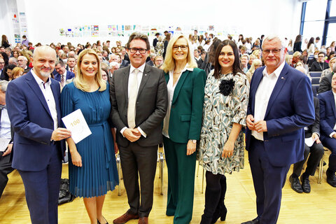 Bildungsdirektor Heinz Josef Zitz, Bildungslandesrätin Daniela Winkler, Bildungsminister Martin Polaschek, Kurzwiese-Direktorin Karin Rojacz-Pichler, Landeshauptmannstellvertreterin Astrid Eisenkopf und Eisenstadts Bürgermeister Thomas Steiner (v.l.).