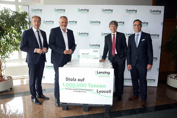 Landeshauptmann Mag. Hans Peter Doskozil (2.v.l.) und Wirtschaftslandesrat Dr. Leonhard Schneemann (l.) gratulierten Lenzing Fibers-GmbH-Standortleiter DI Dr. Bernd Andreas Zauner und Vorstandsdirektor DI Stephan Sielaff (Lenzing AG Gruppe) (v.l.) zum 25-jährigen Jubiläum.