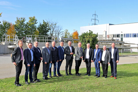 Amtierende und ehemalige Obmänner und Bürgermeister des Reinhaltungsverbands Region Neusiedler See–Westufer bei der Feier anlässlich des 25 Jahr-Jubiläums. V.l.: DI Christof Giefing, Geschäftsführer & Betriebsleiter, Bgm. und Vorstandsmitglied Markus Binder (Mörbisch), Bgm. a.D. Harald Weiss (Rust), LTAbg. Bgm. a.D. Franz Steindl (Purbach), Bgm. Erwin Preiner (Jois), Obmannstellvertreter Bgm. Helmut Hareter (Breitenbrunn), LR Heinrich Dorner, Obmann Bgm. Roman Zehetbauer (Schützen), Bgm. Richard Hermann (Purbach), Bgm. Thomas Schmid (Oggau), Bgm. a.D. Ernst Schmid (Oggau), Bgm. Johannes Mezgolits (Donnerskirchen)