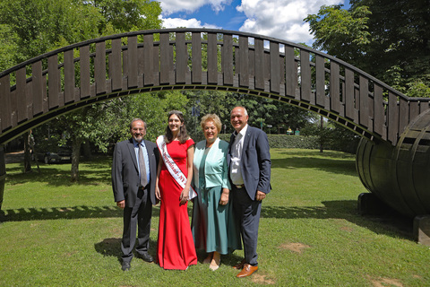Präsident Eduard Nicka (Burgenländische Gemeinschaft), Miss Burgenland New York Felicia Borselio, Landtagspräsidentin Verena Dunst und Landtagsabgeordneter Wolfgang Sodl (v.l.) in Moschendorf.