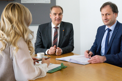 Landesrat Dr. Leonhard Schneemann und Mag. Rudolf Halbauer, Bakk. von der Servicestelle für Menschen mit Behinderungen (v.l.).
