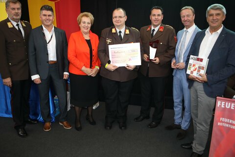 Landesfeuerwehrkommandant Alois Kögl, Landtagspräsidentin Verena Dunst (v.l.) und Landeshauptmann-Stellvertreter Johann Tschürtz (2.v.r.) mit Bürgermeister Vinzenz Knor (r.) sowie Mitgliedern der FF Güssing.