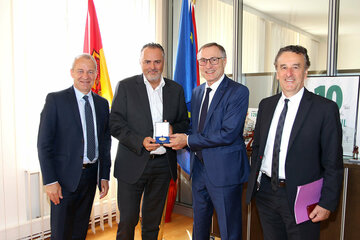 Landeshauptmann Hans Peter Doskozil empfängt Senatoren aus Frankreich und bekommt eine Ehrenmedaille des Französischen Senats überreicht. V.l.: Senator Jean-Francois Husson, Département Meurthe-et-Moselle LH Hans Peter Doskozil, Senator Jean-Marie Bockel, Département Haut-Rhin, Senator Bernard Delcros, Département Cantal