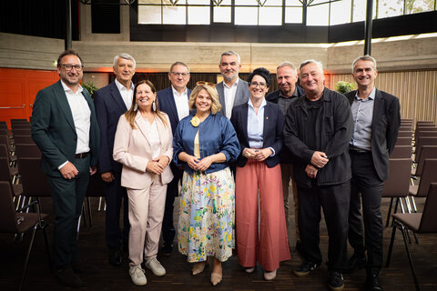 Feierliche Inbetriebnahme des Kulturzentrums Güssing. Bei der Gesprächsrunde zur feierlichen Inbetriebnahme des Hauses wurde die Bedeutung des Projekts für die Region deutlich. Am Foto von links nach rechts: Landtagsabgeordneter Jürgen Dolesch, Bürgermeister Vinzenz Knor, Intendantin Marianne Resetarits (Musical Güssing), Geschäftsführer Gerald Goger (Burgenland Holding), Geschäftsführerin Claudia Priber (Kultur Burgenland), Landesrat Heinrich Dorner, Geschäftsführerin Jutta Benedek (Landesimmobilien Burgenland), Gerhard Eder (eep architekten ZT-GmbH), Intendant Andreas Vitàsek (Kultur Sommer Güssing) und  Gregor Tritthart (Tritthart + Herbst Architekten Ziviltechniker GmbH).