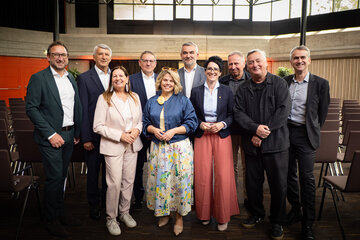 Feierliche Inbetriebnahme des Kulturzentrums Güssing. Bei der Gesprächsrunde zur feierlichen Inbetriebnahme des Hauses wurde die Bedeutung des Projekts für die Region deutlich. Am Foto von links nach rechts: Landtagsabgeordneter Jürgen Dolesch, Bürgermeister Vinzenz Knor, Intendantin Marianne Resetarits (Musical Güssing), Geschäftsführer Gerald Goger (Burgenland Holding), Geschäftsführerin Claudia Priber (Kultur Burgenland), Landesrat Heinrich Dorner, Geschäftsführerin Jutta Benedek (Landesimmobilien Burgenland), Gerhard Eder (eep architekten ZT-GmbH), Intendant Andreas Vitàsek (Kultur Sommer Güssing) und  Gregor Tritthart (Tritthart + Herbst Architekten Ziviltechniker GmbH).