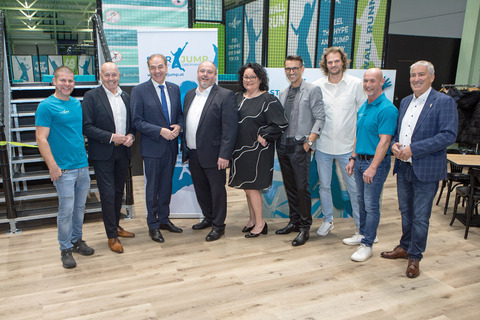 Landesrat Dr. Leonhard Schneemann (3.v.l.) vor der offiziellen Eröffnung der neuen Trampolinhalle in Oberwart.
