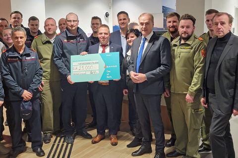 Landesrat Dr. Leonhard Schneemann mit BAWAG Oberwart-Filialleiter Thomas Stanzel sowie Mitarbeiterinnen und Mitarbeitern sowie Ehrengästen bei der heutigen Eröffnung der modernisierten BAWAG-Filiale in Oberwart.