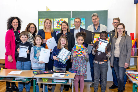 v.l.n.r.: Direktorin Charlotte Toth-Kanyak MEd, Mag.a Ingrid Karner (PPH Burgenland), Bildungslandesrätin Mag.a(FH) Daniela Winkler, Rektorin der PPH Burgenland Mag.a Dr.in Sabine Weisz, Leiter des Bereichs Pädagogischer Dienst, HR Mag. Jürgen Neuwirth, Dr. Markus Reiter MAS MSc (Studienschwerpunktleiter PPH Burgenland), Stefan Meller BEd BA MA (PPH Burgenland), Anna Stiglitz (Studierende der PPH Burgenland) mit Schüler:innen der VS Eisenstadt