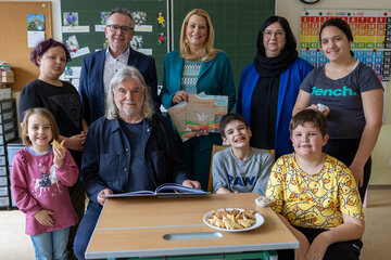 Franz Bock. Schulqualitätsmanager Bezirke Eisenstadt, Eisenstadt-Umgebung, Autor Henz Janisch, Bildungslandesrätin Daniela Winkler und Schulleiterin Petra Weingärtner-Golubich, ASO Eisenstadt, mit Kindern der ASO Eisenstadt