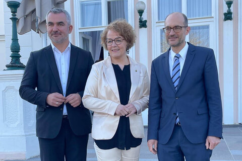 Wohnbaulandesrat Heinrich Dorner mit seiner niederösterreichischen Amtskollegin Christiane Teschl-Hofmeister und einem Vertreter der EU. Das Burgenland wird 2026 nach Niederösterreich die nächste Wohnbaureferenten-Konferenz abhalten.