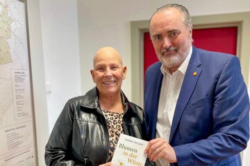 Andrea Kdolsky brachte zum Arbeitsgespräch mit Landeshauptmann Doskozil auch ihr neues Buch mit, das sich mit dem Leben mit einer Krebsdiagnose auseinandersetzt und viele der Themen aufgreift, die künftig auch im Maggie’s Centre Platz finden sollen.