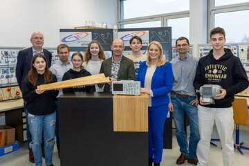 Gruppenbild beim Besuch im BORG Güssing: Mag. Jürgen Grof (1.v.l.), Andreas Schweitzer, Tischlerei Schweitzer (3.v.l.), Direktor Robert Antoni (5.v.r.), Landesrätin Winkler (3.v.r.), Wolfgang Fraißl, Elektriker (2.v.r.) mit SchülerInnen.