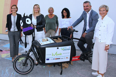 Auch die Kinder der Volksschule Mattersburg nahmen am Straßenmal-Wettbewerb "Blühende Straßen" teil und wurden dabei von Verkehrslandesrat Heinrich Dorner, Bildungslandesrätin Mag.a (FH) Daniela Winkler, Claudia Schlager, Abgeordnete zum Burgenländischen Landtag, Bürgermeisterin Ingrid Salamon, DIin Christine Zopf-Renner, Leiterin Mobilitätszentrale Burgenland, und Volksschuldirektorin OSR VDir. Dipl.päd. Rafaela Strauß tatkräftig unterstützt