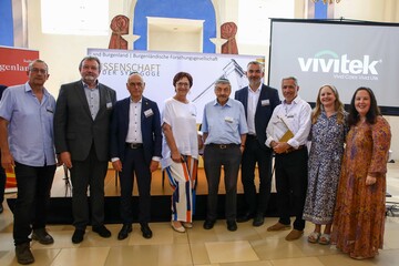 Mag. Dieter Szorger, Amt der Bgld. Landesregierung, Abt. 7 - Bildung, Kultur und Wissenschaft, Alfred Lang, BA, Burgenländische Forschungsgesellschaft, Oberkantor Shmuel Barzilai, Israelitischen Kultusgemeinde in Wien, Klaudia Fritz, Kultur-Betriebe Burgenland, Nechemja Gang, Präsident der Misrachi Österreich und Landesrat Mag. Heinrich Dorner mit David Walles, dessen Gattin Chana Walles und seiner Schwester Yael Woolf aus Israel